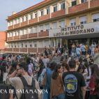 Profesores interinos y nuevos aspirantes en las oposiciones de inglés para Secundaria, este sábado. (Foto: Pablo de la Peña)
