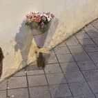 El ramo de flores depositado en la calle en memoria de la mujer fallecida.