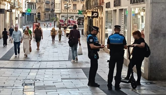 La Policía Local controla un patinete, este domingo, en la calle Toro. La Policía Local controla un patinete, este domingo, en la calle Toro.