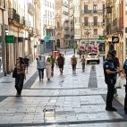 La Policía Local controla un patinete en calle Toro, este domingo, en la calle Toro