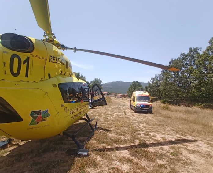 El helicóptero de rescate, en el campo de fútbol de La Alberca. (Foto: Junta Cyl) foto junta CyL El helicóptero de rescate, en el campo de fútbol de La Alberca. (Foto: Junta Cyl) foto junta CyL