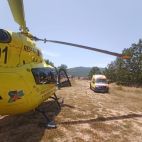El helicóptero de rescate, en el campo de fútbol de La Alberca. (Foto: Junta Cyl) foto junta CyL