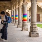 Las columnas del Patio de Escuelas vestidas con la bandera Arcoíris.