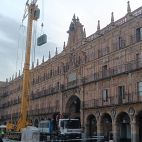 La grúa sube el equipo de refrigeración por encima de las cubiertas de la Plaza Mayor. Fotografía. Pablo de la Peña. 