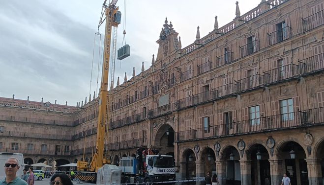 La grúa sube el equipo de refrigeración por encima de las cubiertas de la Plaza Mayor. Fotografía. Pablo de la Peña. 