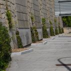 En primer término, las nuevas jardineras de la Vía Helmántica y seguidas las antiguas. 