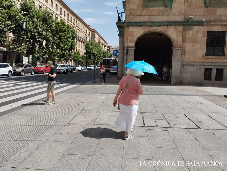 Una mujer se protege del sol, en la primera ola calor del verano, en junio Una mujer se protege del sol, en la primera ola calor del verano, en junio