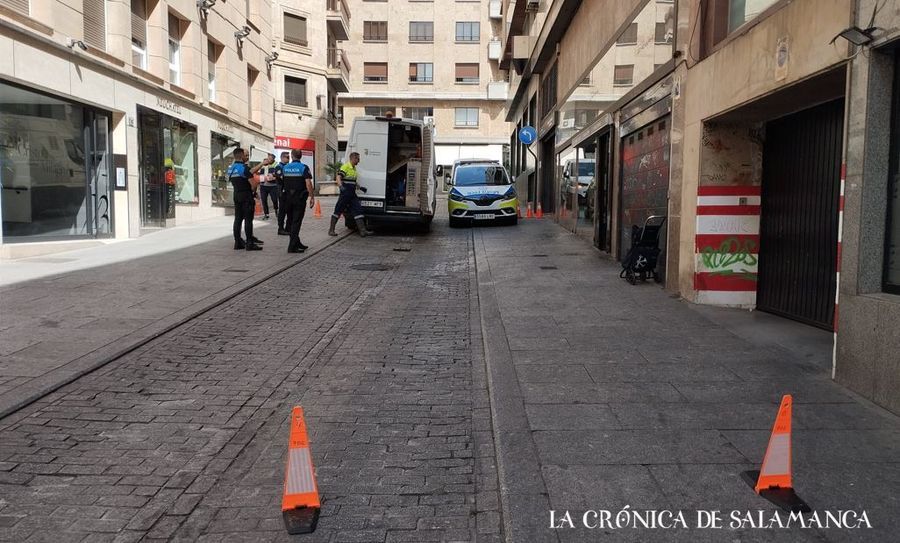 La Policia Local, este martes en el vertido ocurrido en Cristo de los Milagros.