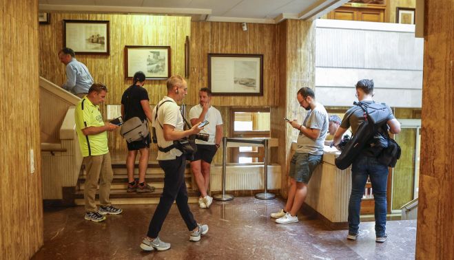 Concha Ortega / ICAL. La Guardia Civil registra dependencias del Ayuntamiento de Soria por orden judicial. En la imagen compañeros de los medios de comunicación esperan en el ayuntamiento de Soria a que finalice el registro.