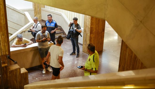 Concha Ortega / ICAL. La Guardia Civil registra dependencias del Ayuntamiento de Soria por orden judicial. En la imagen compañeros de los medios de comunicación esperan en el ayuntamiento de Soria a que finalice el registro.