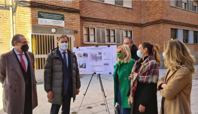 Carlos García Carbayo, alcalde de Salamanca, acompañado de Fernando Carabias, concejal de Urbanismo, téncinos y vecinos, en una fotografías de 2021. Carlos García Carbayo, alcalde de Salamanca, acompañado de Fernando Carabias, concejal de Urbanismo, téncinos y vecinos, en una fotografías de 2021.