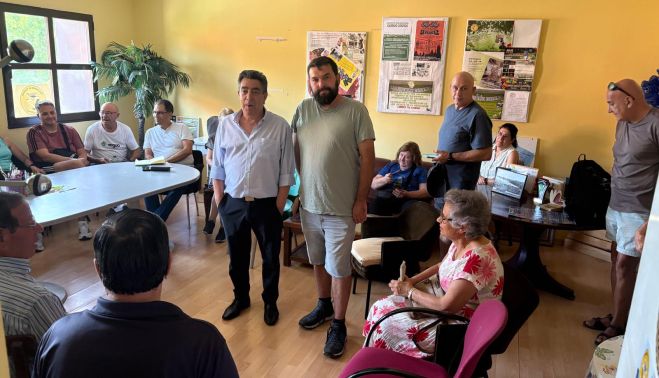 Vecinos de la Chinchabarra afectados por las obras de rehabilitación, junto a Chenche Martín Galeano, líder de Por Salamanca, y Mario Chapado, presidente de Garrido Contigo, en la constitución de la plataforma. 