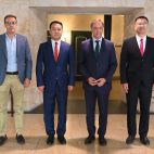 Carlos García Carbayo, alcalde de Salamanca, y Alberto Díaz, presidente de la Cámara, con los alcaldes de las ciudades chinas de Yangjiang y Yangchun 