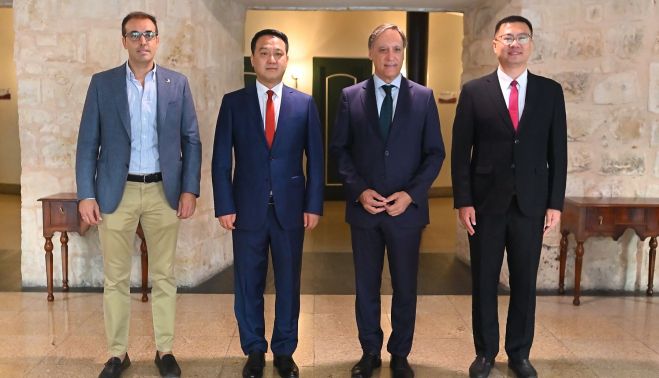 Carlos García Carbayo, alcalde de Salamanca, y Alberto Díaz, presidente de la Cámara, con los alcaldes de las ciudades chinas de Yangjiang y Yangchun Carlos García Carbayo, alcalde de Salamanca, y Alberto Díaz, presidente de la Cámara, con los alcaldes de las ciudades chinas de Yangjiang y Yangchun