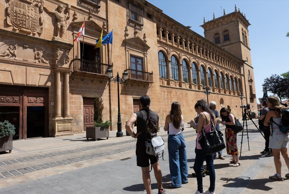 Los informadores esperan la llegada de la concejala al juzgado de Soria. (Foto: Ical) Los informadores esperan la llegada de la concejala al juzgado de Soria. (Foto: Ical)