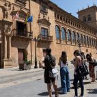 Los informadores esperan la llegada de la concejala al juzgado de Soria. (Foto: Ical)
