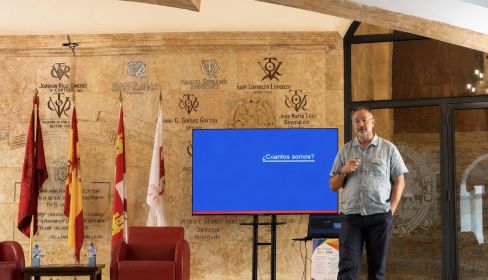 El profesor Calvo, en la conferencia sobre el colectivo LGTBI