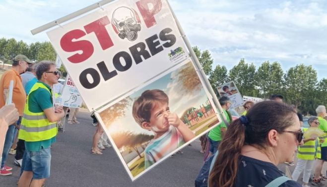 Protesta de Cuidemos Villamayor por los olores de la fábrica de grasas.