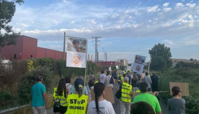 Protesta de Cuidemos Villamayor por los olores de la fábrica de grasas.