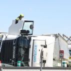 El camión accidentado en la rotonda del E.Leclerc