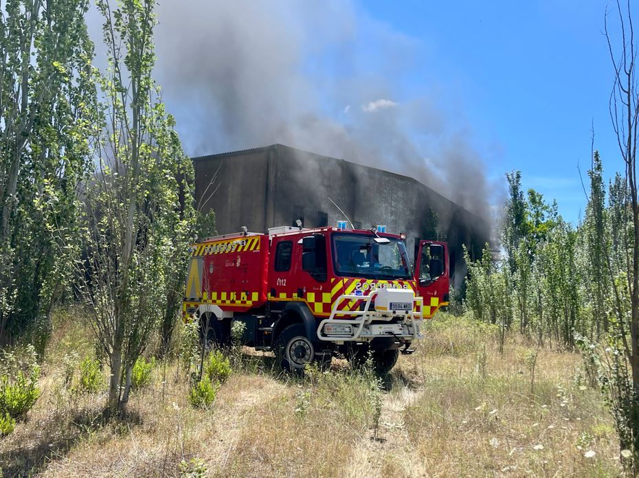 Incendio en la antigua piscina de Las Torres, en el término de Santa Marta (Ical /Susana Martín)
