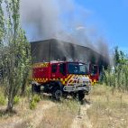 Incendio en la antigua piscina de Las Torres, en el término de Santa Marta (Ical /Susana Martín)