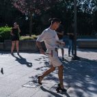 Un participante en la carrera tacones del orgullo. (Foto: Pablo de la Peña)