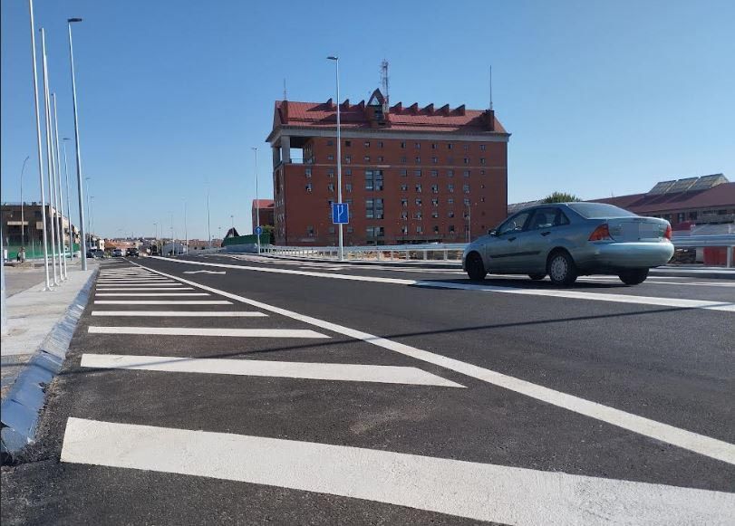 El acceso a Salamanca por Saavedra y Fajardo, por el puente del tren en la carretera Béjar.