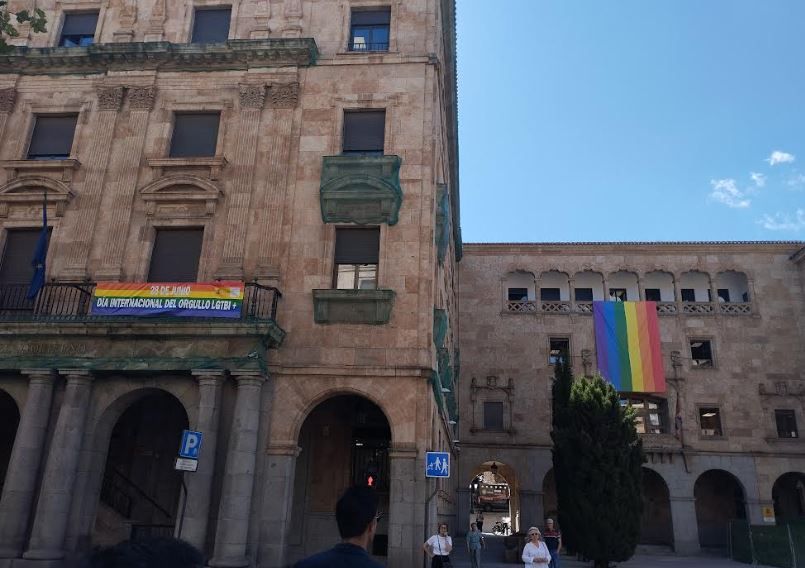 La bandera arcoíris, en la Subdelegación del Gobierno y en la Plaza de la Constitución