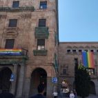 La bandera arcoíris, en la Subdelegación del Gobierno y en la Plaza de la Constitución