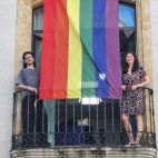 Myriam Rodríguez y el representante de la asociación Iguales USAL, con la bandera Arcoíris en un balcón del Liceo. 