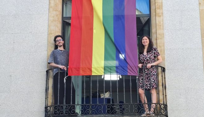 Myriam Rodríguez y el representante de la asociación Iguales USAL, con la bandera Arcoíris en un balcón del Liceo. 