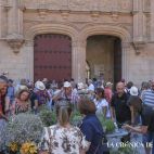 Salmantinos, curiosos y amantes de las flores acudieron al Patio de Escuelas a presenciar el certamen. Fotografía. Pablo de la Peña. 