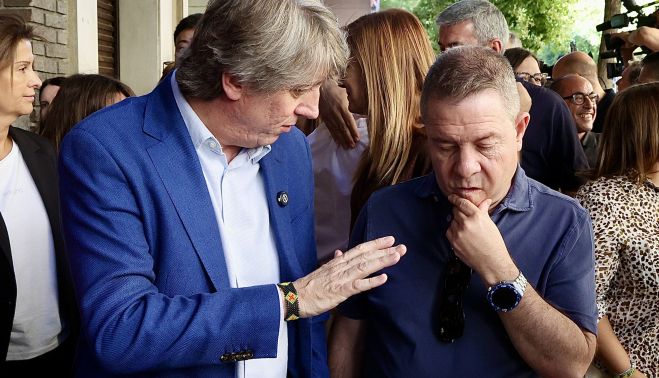 Juan Lázaro / ICAL. El PSOE reúne al Comité Federal, máximo órgano entre congresos. El secretario general del PSCyL, Carlos Martínez, conversa con Emiliano García-Page.