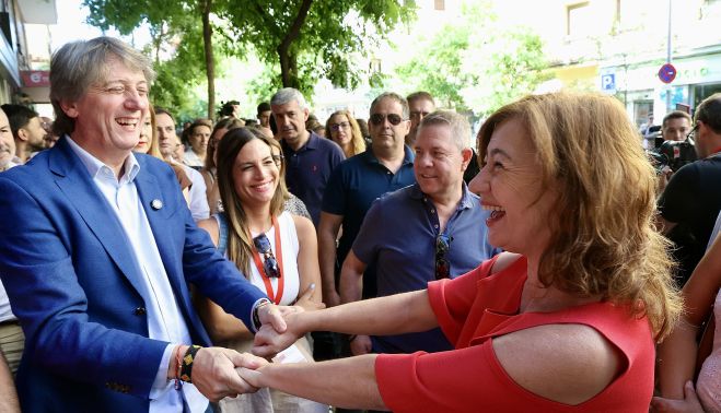 Juan Lázaro / ICAL. El PSOE reúne al Comité Federal, máximo órgano entre congresos. El secretario general del PSCyL, Carlos Martínez, saluda a la presidenta del Congreso de los Diputados, Franscina Armengol.