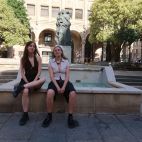Ana Garriga y Carmen Urbita son las autoras de ‘Instrucciones de novicia’ y del podcast ‘Las hijas de Felipe’, con la estatua dedicada a Santa Teresa al fondo. 