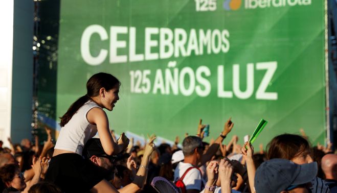 Miles de personas celebran en Madrid el 125 aniversario de Iberdrola en un festival benéfico con grandes artistas.