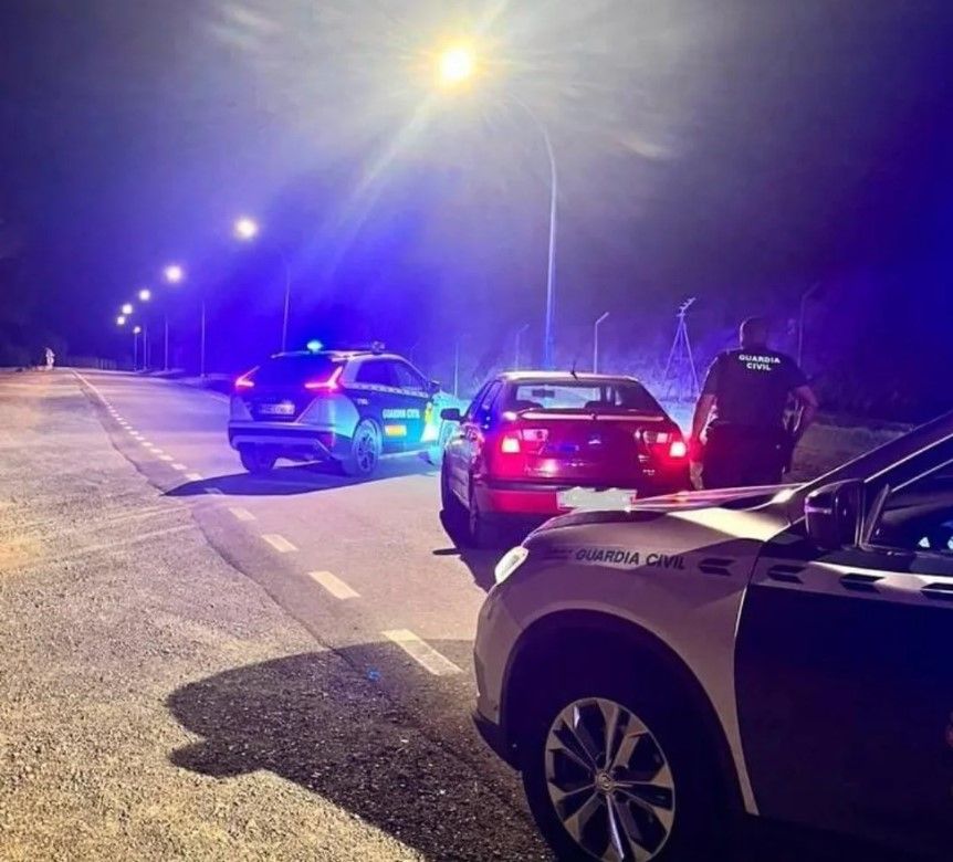Dos patrullas de la Guardia Civil y el vehíulo donde iba el herido. 