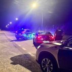 Dos patrullas de la Guardia Civil y el vehíulo donde iba el herido. 