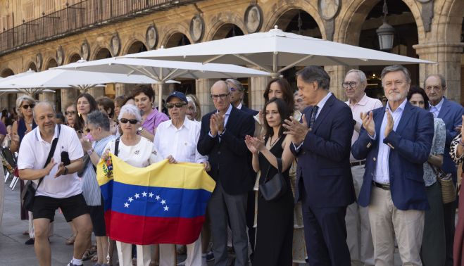 Susana Martín / ICAL. El alcalde de Salamanca, Carlos García Carbayo, y miembros de la Corporación Municipal, asisten al minuto de silencio por las víctimas del terremoto de Venezuela.