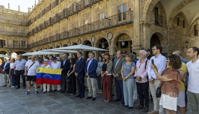 Susana Martín / ICAL. El alcalde de Salamanca, Carlos García Carbayo, y miembros de la Corporación Municipal, asisten al minuto de silencio por las víctimas del terremoto de Venezuela.