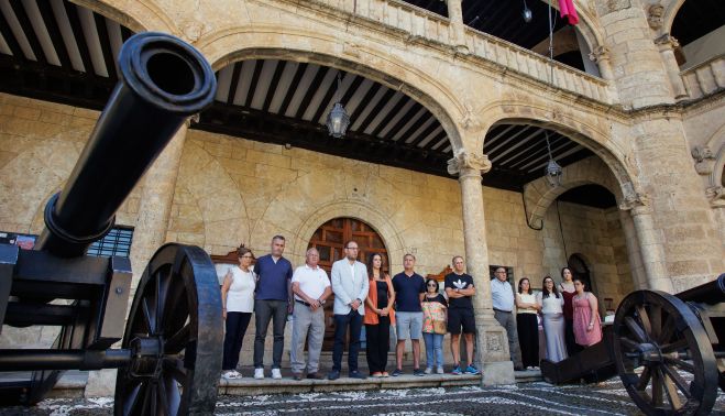 Vicente / ICAL . El alcalde de Ciudad Rodrigo, Marcos Iglesias, y miembros de la Corporación Municipal, asisten al minuto de silencio por las víctimas del terremoto de Venezuela.