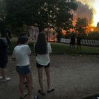 Vecinos de La Fontana contemplan el fuego. 