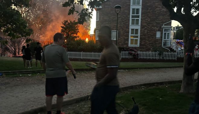 Vecinos de La Fontana, próximos al fuego. 