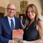 El presidente de la Diputación de Salamanca, Javier Iglesias, y la ministra de Capital Humano de la República Argentina, Sandra Pettovello.