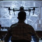Un hombre delante de una pantalla de datos. Imagen de Vilius Kukanauskas en Pixabay