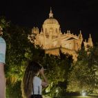 Dos turistas, junto a la Catedral.
