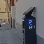 Parquímetro y papelera en la calle Ayacucho. 