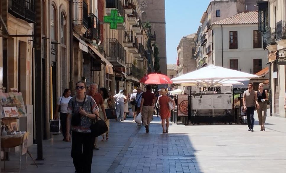 Los ciudadanos buscan la sombra este mes de junio. Los ciudadanos buscan la sombra este mes de junio.