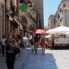 Los ciudadanos buscan la sombra este mes de junio.